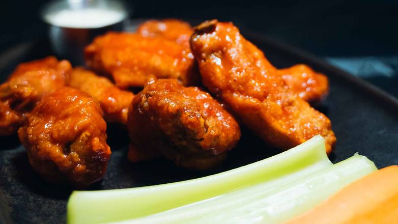 1lb Wings, Veggies, and Dip