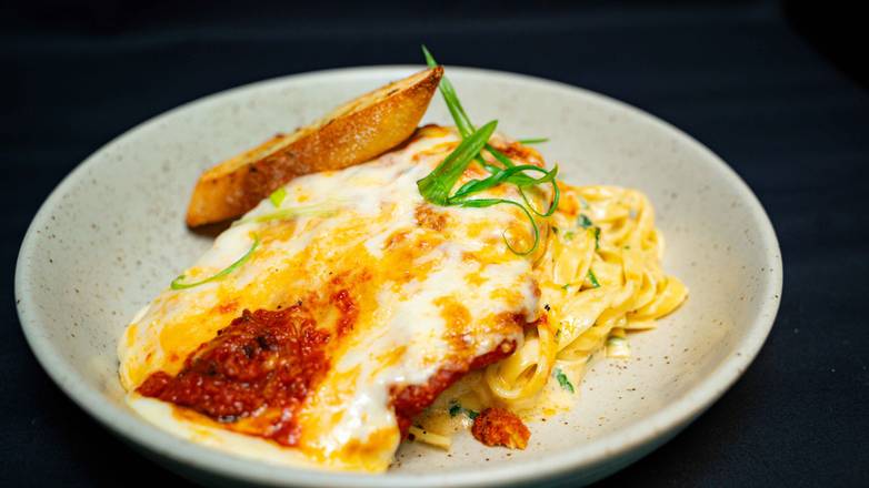 CHICKEN PARMESAN (Alfredo Sauce)