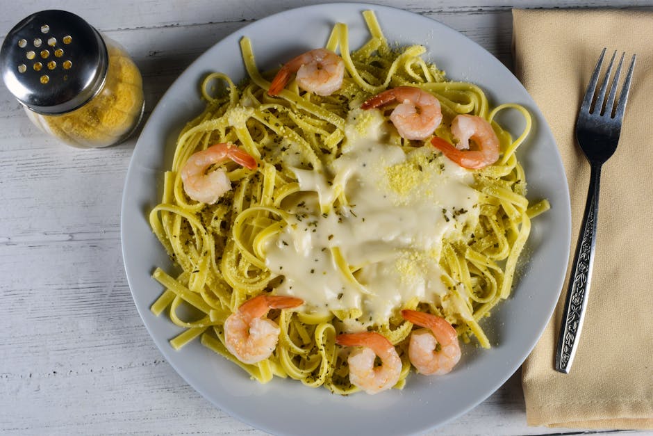 Kids Alfredo Linguine & Garlic Bread